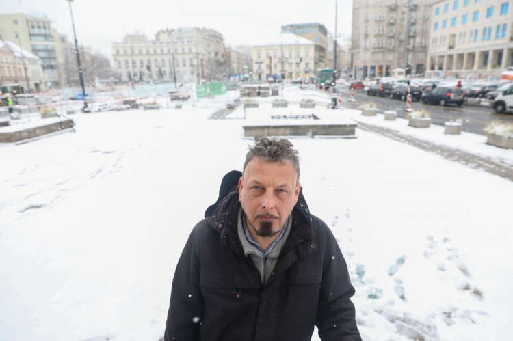 Varsavianista Janusz Sujecki podczas sesji zdjęciowej dla Polskiej Agencji Prasowej na placu Trzech Krzyży. Warszawa, 24.11.2022. Fot. PAP/T. Gzell