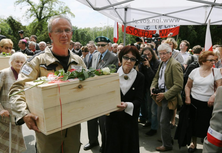 Dr Krzysztof Szwagrzyk (L) i córka rotmistrza Witolda Pileckiego, Zofia Pilecka (C) podczas uroczystości odprowadzenia na miejsce tymczasowego spoczynku szczątków ofiar reżimu komunistycznego odnalezionych na terenie kwatery "Ł". Warszawa, 07.06.2013. Fot. PAP/P. Supernak