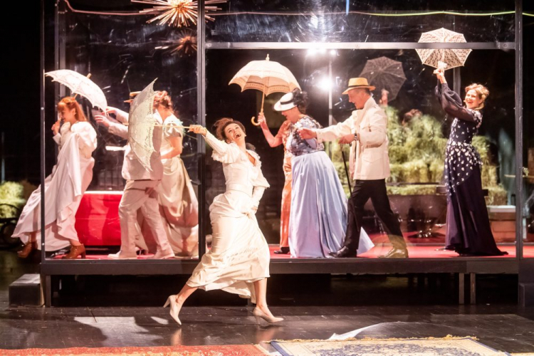 Aktorka Julia Szczepańska (C) podczas próby dla mediów sztuki „Noce i dnie” na Dużej Scenie Teatru im. W. Horzycy. Toruń, 30.03.2022. Fot. PAP/T. Żmijewski