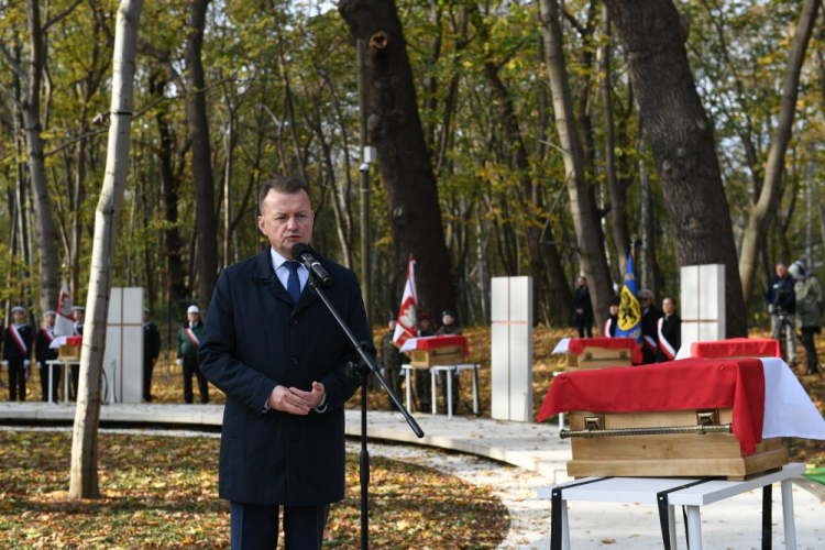 Wicepremier, minister obrony narodowej Mariusz Błaszczak podczas uroczystości pogrzebowych obrońców Westerplatte na Cmentarzu Żołnierzy Wojska Polskiego. Fot. PAP/A. Warżawa