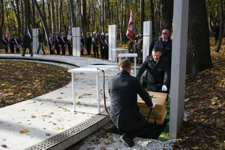 Uroczystości pogrzebowe obrońców Westerplatte na Cmentarzu Żołnierzy Wojska Polskiego. Fot. PAP/A. Warżawa