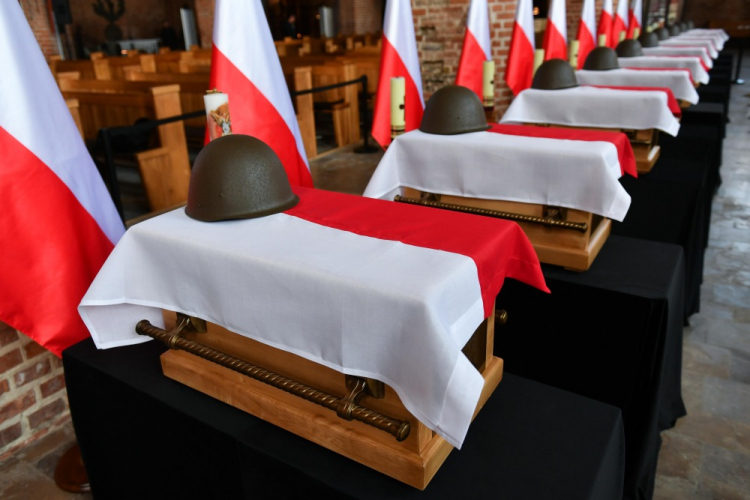 W kościele św. Brygidy w Gdańsku wystawiono 10 trumien ze szczątkami obrońców Westerplatte. Fot. PAP/A. Warżawa