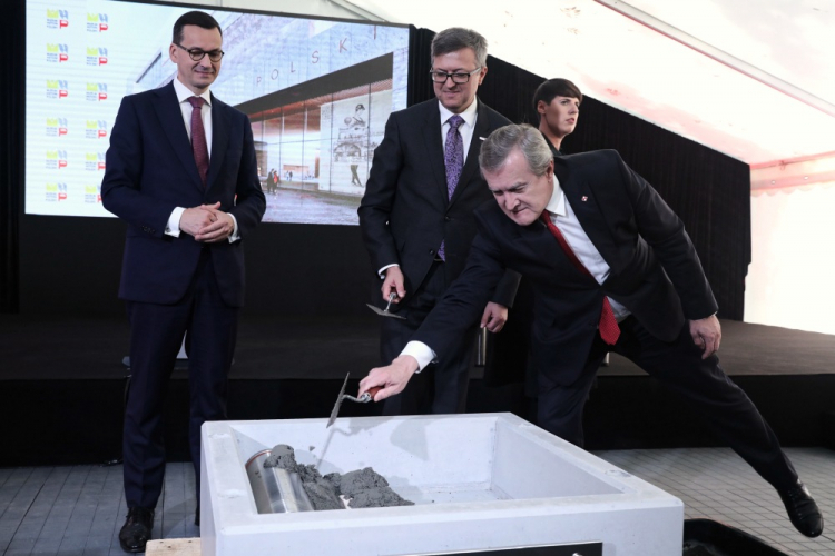 Wicepremier, minister kultury Piotr Gliński (P), premier Mateusz Morawiecki (L) i dyrektor Muzeum Historii Polski Robert Kostro (C) podczas uroczystości podpisania aktu erekcyjnego i wmurowania kamienia węgielnego pod budowę Muzeum Historii Polski na terenie Cytadeli Warszawskiej. Warszawa, 11.10.2018. Fot. PAP/T. Gzell