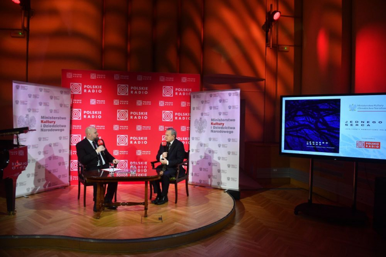 Warszawa, 06.12.2022. Wicepremier, minister kultury i dziedzictwa narodowego Piotr Gliński (P) i dyrektor i redaktor naczelny Programu 1 Polskiego Radia Marcin Kusy (L) na konferencji prasowej poświęconej podsumowaniu Roku Romantyzmu Polskiego, 6 bm. w Studiu Polskiego Radia im. Władysława Szpilmana w Warszawie. Konferencja była połączona z prezentacją projektu muzycznego „Jednego serca”. Fot. PAP/R. Pietruszka 