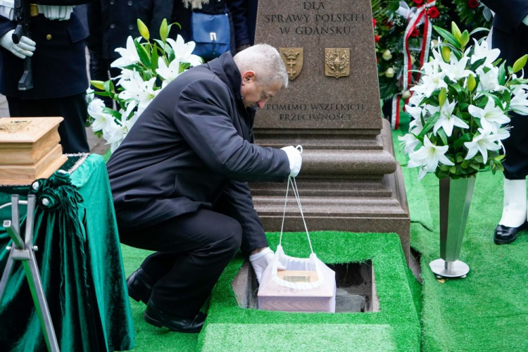 Gdańsk, 05.12.2022. Pogrzeb Mieczysława Jałowieckiego oraz jego drugiej żony Zofii Anieli z Romockich Jałowieckiej w Alei Zasłużonych na Cmentarzu Centralnym Srebrzysko w Gdańsku. Fot. PAP/J. Dzban