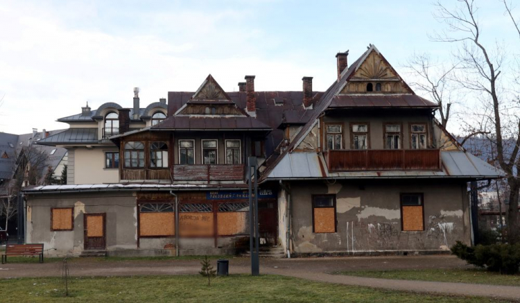 Zakopane, 05.12.2022. Budynek dawnej Szkoły Muzycznej w Zakopanem. Wicepremier, minister kultury i dziedzictwa narodowego Piotr Gliński uczestniczył w uroczystości podpisania aktu notarialnego na zakup budynku dawnej Szkoły Muzycznej w Zakopanem, z przeznaczeniem na utworzenie Muzeum Taternictwa i Narciarstwa. Fot. PAP/G. Momot 