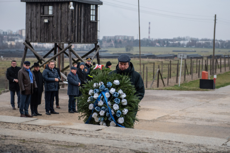 Ambasador Izraela w Polsce Yacov Livne na terenie Niemieckiego Nazistowskiego Obozu Koncentracyjnego i Zagłady na Majdanku w Lublinie. Fot. PAP/W. Jargiło