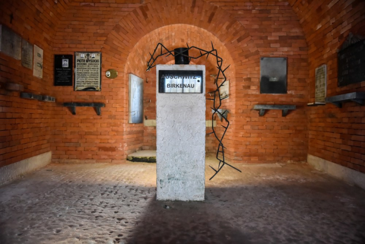 Upamiętnienie więźniów niemieckiego obozu Auschwitz-Birkenau na terenie Rotundy w Zamościu – miejscu martyrologii ludności Zamojszczyzny. Fot. PAP/W. Jargiło