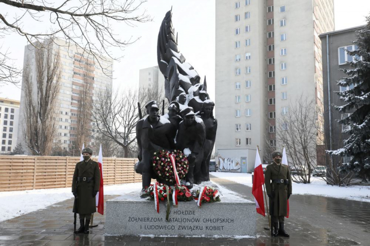 Uroczystość złożenia kwiatów przy Pomniku Żołnierzy Batalionów Chłopskich i Ludowego Związku Kobiet podczas obchodów rocznicy bitwy pod Zaborecznem. Warszawa, 2021 r. Fot. PAP/P. Supernak