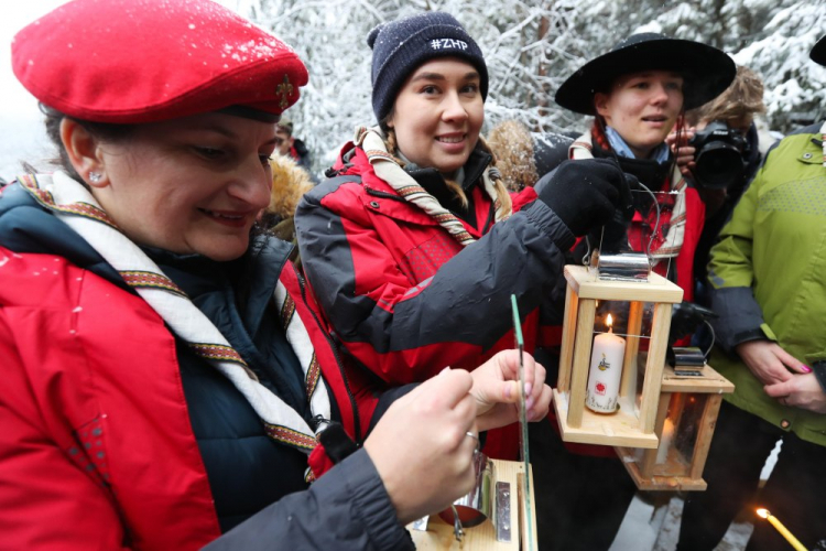 Coroczna skautowa i harcerska akcja przekazywania przed Świętami Bożego Narodzenia symbolicznego (wiecznego) ognia zapalonego w Grocie Narodzenia Chrystusa w Betlejem. Głodówka, 11.12.2022. Fot. PAP/G. Momot