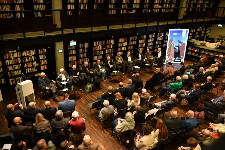 Uczestnicy konferencji pt. "W 40 lat po powstaniu TKK NSZZ "Solidarność" w bibliotece Europejskiego Centrum Solidarności w Gdańsku. Fot. PAP/A. Warżawa