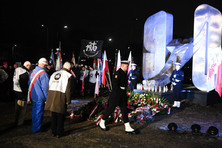 Uroczystości z okazji 52. rocznicy Grudnia '70 przed pomnikiem Ofiar Grudnia 1970 w Gdyni. Fot. PAP/A. Warżawa