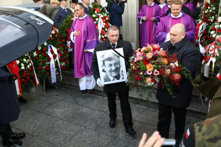 Warszawa, 21.12.2022. Uroczystości pogrzebowe gen. Mirosława Hermaszewskiego – wymarsz konduktu żałobnego po mszy świętej w Katedrze Polowej Wojska Polskiego w Warszawie. Pierwszy i jedyny polski kosmonauta zmarł 12 grudnia br. w wieku 81 lat. Uroczystości mają charakter państwowy. Fot. PAP/R. Guz 