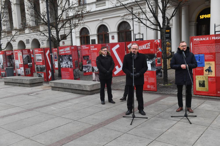 Zastępca prezesa Instytutu Pamięci Narodowej Karol Polejowski (C) oraz dyrektor oddziału IPN w Gdańsku Paweł Warot (L) podczas otwarcia ogólnopolskiej wystawy plenerowej "Jesteśmy Polakami. Związek Polaków w Niemczech" przed Domem Polonii na Krakowskim Przedmieściu w Warszawie. Fot. PAP/P. Nowak