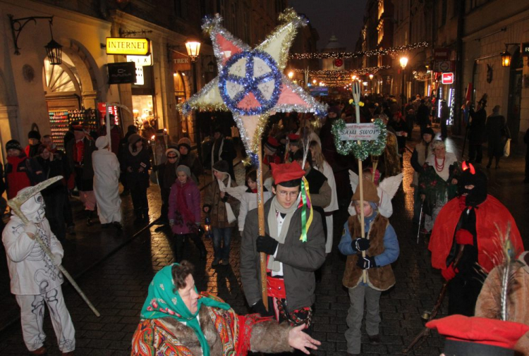 Korowód kolędników z różnych grup regionalnych małopolski w Krakowie. 2011 r. Fot. PAP/J. Bednarczyk