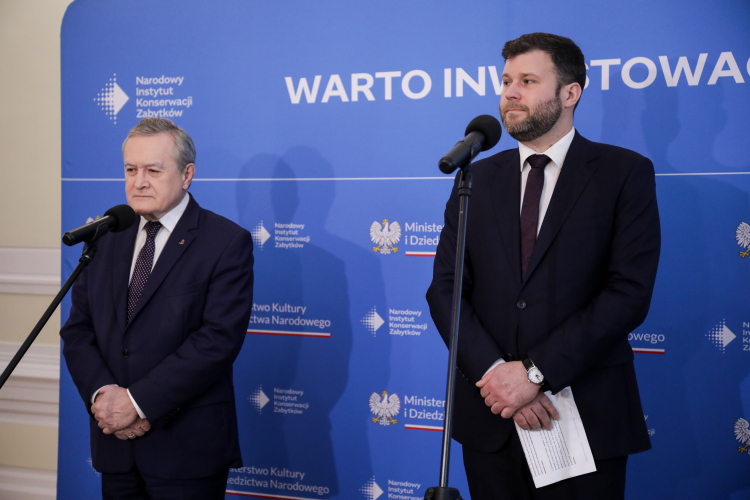 Wicepremier, minister kultury i dziedzictwa narodowego Piotr Gliński (L) oraz dyrektor NIKZ Michał Laszczkowski (P) podczas konferencji prasowej inaugurującej kampanię społeczną Narodowego Instytutu Konserwacji Zabytków ph. "Warto inwestować w zabytki". Fot. PAP/A. Zawada