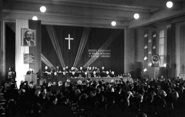 Warszawa, luty 1952. Obrady I Krajowego Zjazdu Delegatów Komisji Księży przy ZBoWiD z udziałem 350 księży. Fot. PAP/CAF/Wdowiński 