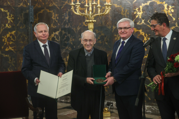 Wicemarszałek Województwa Małopolskiego Józef Gawron (2P), zastępca prezydenta Krakowa Jerzy Muzyk (L) podczas wręczenia ks. prof. Michałowi Hellerowi (2L) Nagrody Polskiej Akademii Umiejętności im. Erazma i Anny Jerzmanowskich na Zamku na Wawelu w Krakowie. Fot. PAP/Ł. Gągulski