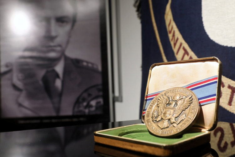 Odznaczenie Distinguished Intelligence Medal, którym gen. Ryszard Kukliński został uhonorowany w USA przez CIA na wystawie z okazji 18. rocznicy śmierci oficera w Izbie Pamięci Generała Kuklińskiego w Warszawie. 11.02.2022. Fot. PAP/T. Gzell