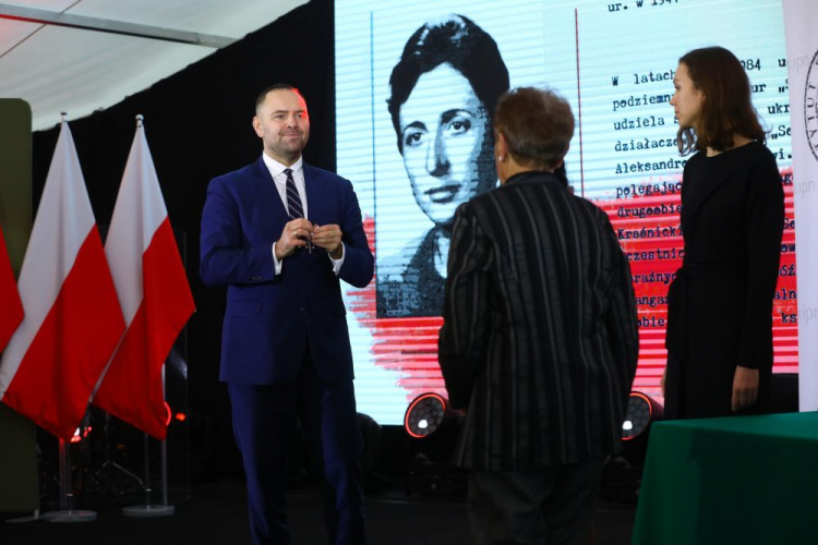 Warszawa, 13.12.2022. Prezes IPN Karol Nawrocki (L) w Muzeum Żołnierzy Wyklętych i Więźniów Politycznych PRL w Warszawie, podczas uroczystości wręczenia Krzyży Wolności i Solidarności w 41. rocznicę wprowadzenia w Polsce stanu wojennego. Fot. PAP/R. Guz 