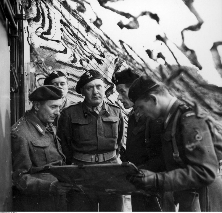 Gen. Stanisław Maczek (C) podczas ćwiczeń 1. Dywizji Pancernej przed inwazją na kontynent. Scarborough, 07.1944. Źródło: NAC