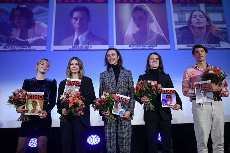 Aktorzy Jan Hrynkiewicz (C), Eryk Kulm jr (P), Mikołaj Kubacki (2P), Magdalena Wieczorek (2L) i Michalina Labacz (L) podczas Gali wręczenia Nagrody im. Zbyszka Cybulskiego. Fot. PAP/M. Obara