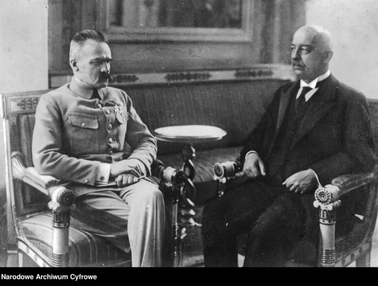 Naczelnik Państwa Józef Piłsudski podczas rozmowy z nowo wybranym prezydentem Gabrielem Narutowiczem w Belwederze. 10.12.1922. Fot. NAC