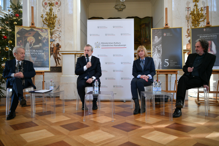 Wicepremier, minister kultury i dziedzictwa narodowego Piotr Gliński (2L), doradca prezydenta RP Tadeusz Deszkiewicz (L), dyrektor Polskiej Opery Królewskiej Andrzej Klimczak (P) i architekt Magdalena Kozień Woźniak (2P) podczas konferencji prasowej poświęconej ogłoszeniu „Konkursu realizacyjnego na opracowanie koncepcji architektonicznej Budynku Teatru Polskiej Opery Królewskiej”. Fot. PAP/M. Obara