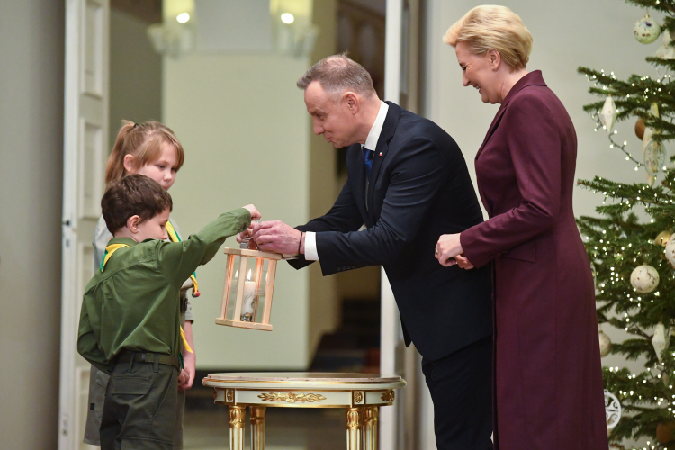 Prezydent RP Andrzej Duda (C) z małżonką Agatą Kornhauser-Dudą (P) odebrali od harcerzy Betlejemskie Światło Pokoju w Pałacu Prezydenckim w Warszawie. Fot. PAP/P. Nowak