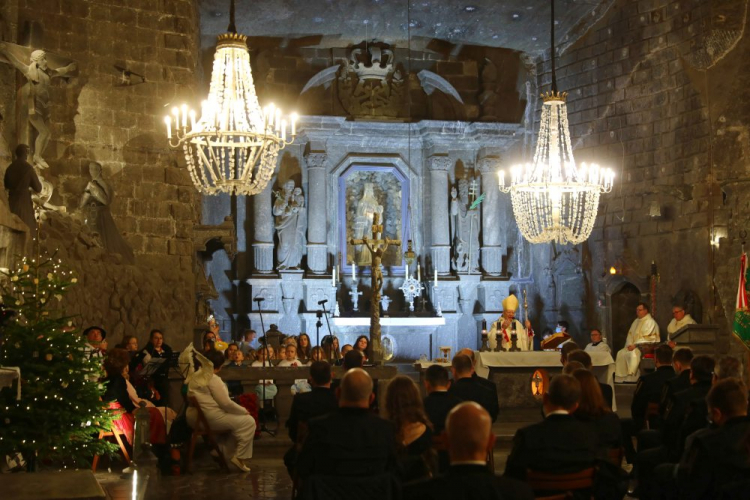 Górnicza pasterka w zabytkowej kopalni soli w Wieliczce. 24.12.2021. Fot. PAP/Art Service