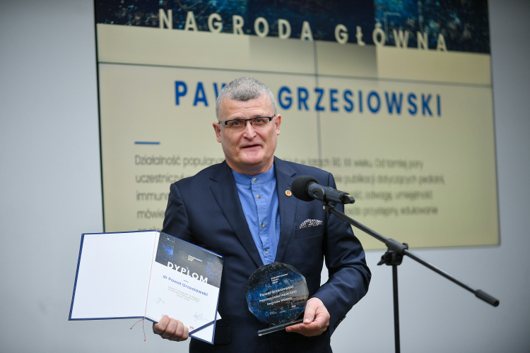 Laureat Nagrody Głównej, pediatra, ekspert Naczelnej Rady Lekarskiej ds. zagrożeń epidemicznych dr Paweł Grzesiowski podczas gali finałowej 18. edycji konkursu Popularyzator Nauki 2022. Fot. PAP/M. Obara