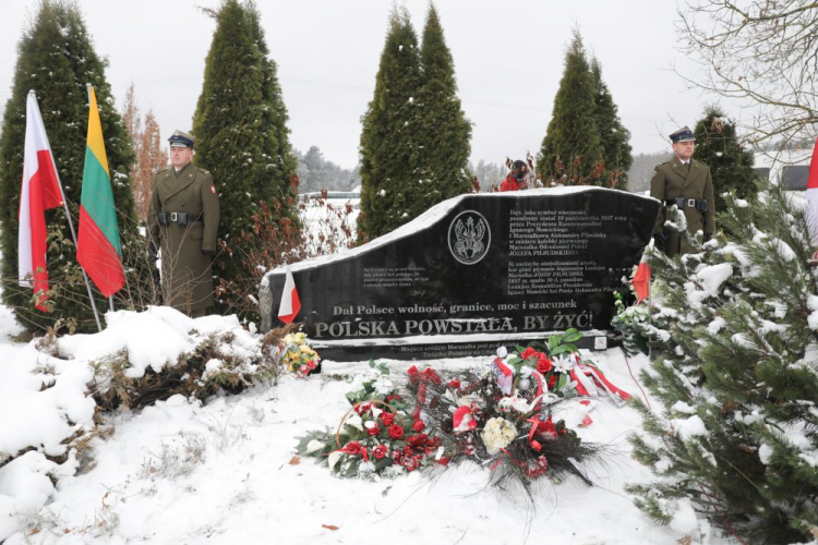 Zułów, Litwa, 05.12.2022. Tablica pamiątkowa poświęcona Józefowi Pisłudskiemu w Zułowie. Fot. PAP/A. Zawada