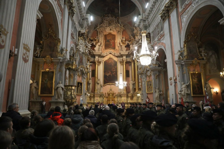 Uroczysta msza święta w intencji marszałka Józefa Piłsudskiego w kościele pw. św. Teresy w Wilnie. 04.12.2022. Fot. PAP/A. Zawada