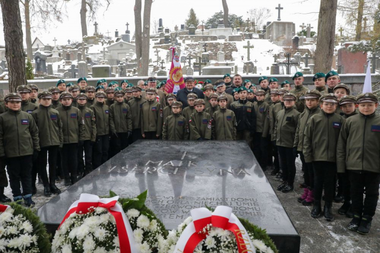 Szef UdSKiOR Jan Józef Kasprzyk (C-góra) wśród uczestników apelu pamięci przy mauzoleum Matki i Serca Marszałka Józefa Piłsudskiego na Cmentarzu na Rossie. Wilno, 04.12.2022. Fot. PAP/A. Zawada