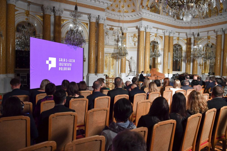 Uczestnicy gali jubileuszowej, organizowanej z okazji 5 lat działalności Narodowego Instytutu Dziedzictwa Kulturowego Za Granicą „Polonika” na Zamku Królewskim w Warszawie. Fot. PAP/A. Lange