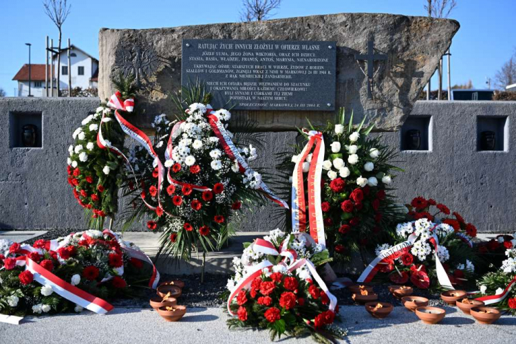 Pomnik Rodziny Ulmów w Sadzie Pamięci przy Muzeum Polaków Ratujących Żydów podczas II wojny światowej im. Rodziny Ulmów w Markowej. Fot. PAP/D. Delmanowicz