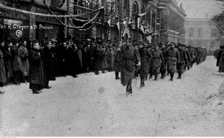 Uroczystość zaprzysiężenia wojsk powstańczych i wręczenie sztandaru 1 Dywizji Strzelców Wielkopolskich. Poznań, 26 stycznia 1919 r. Źródło: NAC