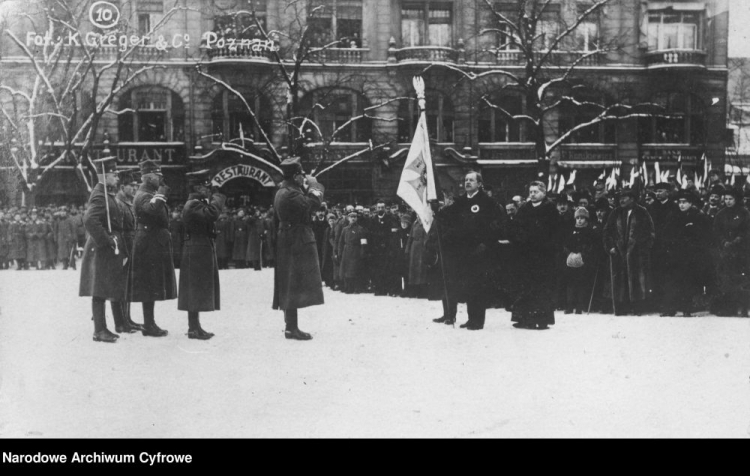 Uroczystość zaprzysiężenia wojsk powstańczych i wręczenie sztandaru 1 Dywizji Strzelców Wielkopolskich. Poznań, 26.01.1919. Źródło: NAC