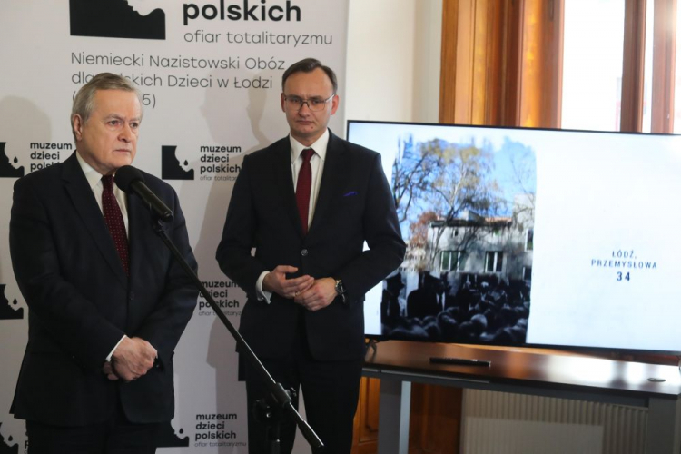 Łódź, 28.12.2022. Wicepremier, minister kultury i dziedzictwa narodowego Piotr Gliński (L) oraz rzecznik praw dziecka Mikołaj Pawlak (P) na konferencji prasowej w tymczasowej siedzibie Muzeum Dzieci Polskich – ofiar totalitaryzmu. Fot. PAP/R. Zawistowski