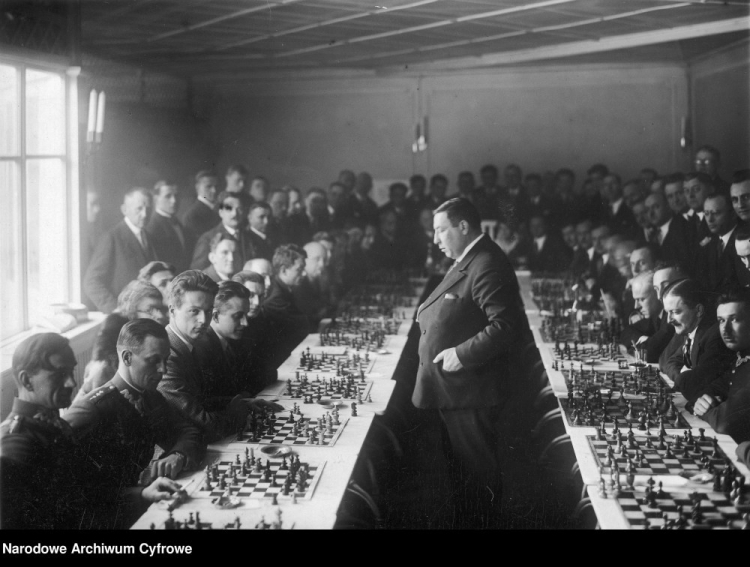 Akiba Rubinstein w czasie gry z 25 szachistami. 1931 r. Fot. NAC