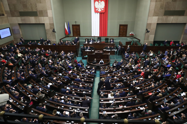 Posłowie na sali obrad Sejmu w Warszawie. Fot. PAP/T. Gzell