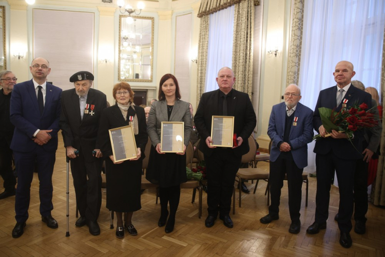 Wiceprezes IPN Mateusz Szpytma (2L), żołnierz AK, członek powojennej konspiracji niepodległościowej kpt. Stanisław Pazurkiewicz (3L), kierująca sandomierskim Kołem Sybiraków Danuta Szegda-Pestka (4L), prezes Fundacji Pobliskie Miejsca Pamięci Auschwitz-Birkenau Agnieszka Molenda (5L), muzyk i dziennikarz Krystian Brodacki (2P), dyrektor Zespołu Szkół nr 2 im. Sybiraków w Nowym Sączu Sławomir Szczerkowski (3P) oraz pracownik UM w Jędrzejowie Marek Godlewski (P). Fot. PAP/Ł. Gągulski