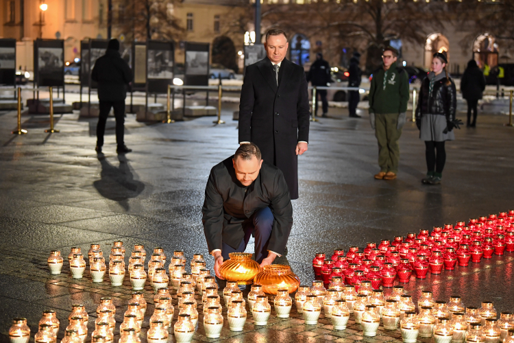 Prezydent RP Andrzej Duda (C-góra) podczas uroczystości zapalenia "Światła Wolności" na Placu Marszałka Józefa Piłsudskiego w Warszawie. Fot. PAP/A. Lange