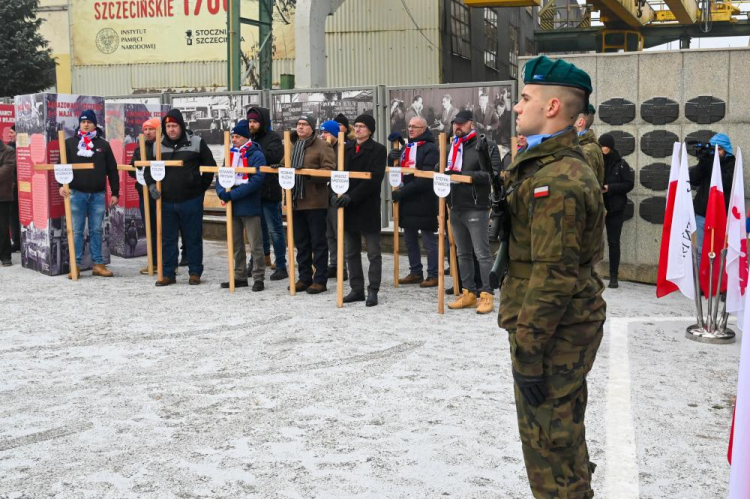 Uroczystości przed bramą Stoczni Szczecińskiej, upamiętniające ofiary Grudnia '70. 17.12.2022. Fot. PAP/M. Bielecki