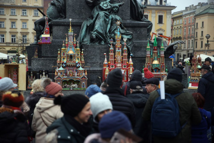 Tradycyjny pokaz szopek krakowskich przed pomnikiem Adama Mickiewicza w Krakowie. 01.12.2022. Fot. PAP/Ł. Gągulski