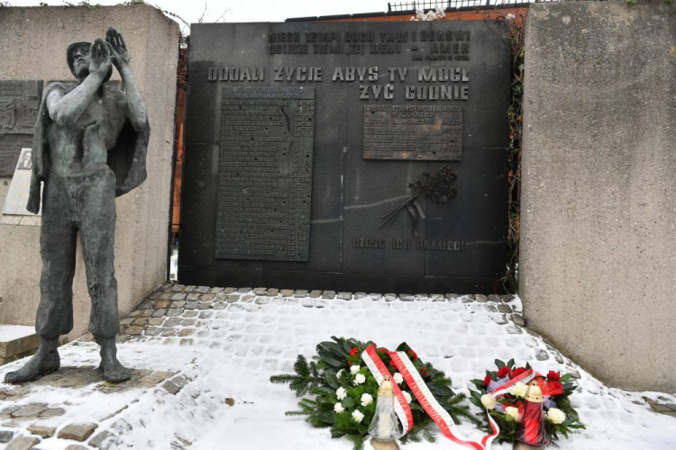 Gdańsk, 13.12.2022. Tablica upamiętniająca ofiary stanu wojennego na Wybrzeżu na placu Solidarności w Gdańsku. Trwają obchody 41. rocznicy wprowadzenia stanu wojennego. Fot. PAP/A. Warżawa 