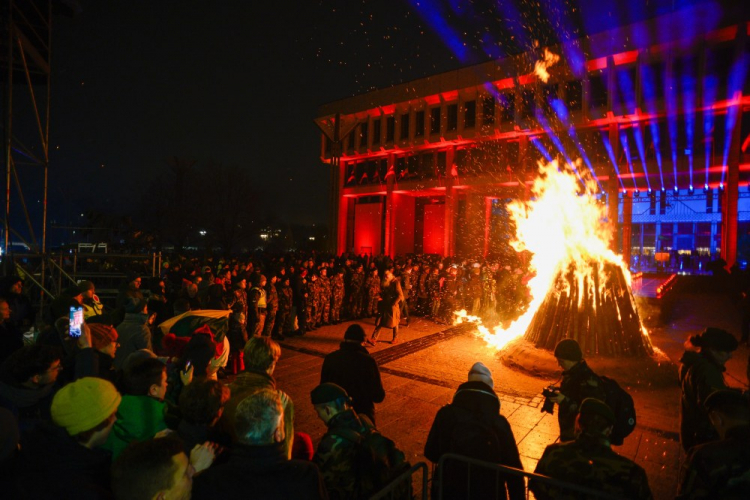 Uroczystość zapalenia ognia przed siedzibą litewskiego Sejmu. Wilno, 12.01.2023. Fot. PAP/V. Doveiko