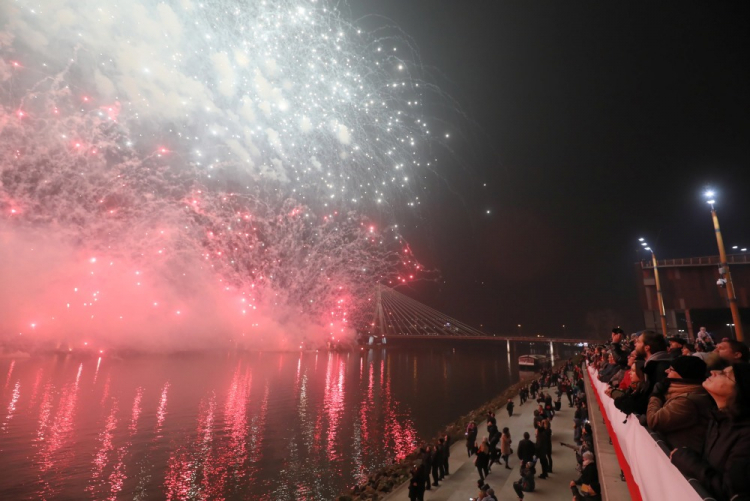 Pokaz fajerwerków i iluminacji świetlnej zorganizowany na Bulwarach Wiślanych w Warszawie w ramach obchodów 100-lecia odzyskania przez Polskę niepodległości. 11.11.2018. Fot. PAP/P. Supernak