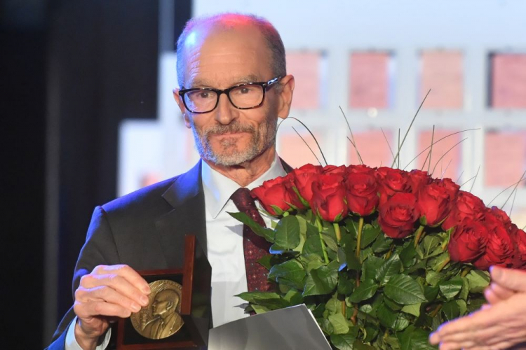 Warszawa, 22.01.2023. Laureat Medalu Kuriera z Warszawy, były ambasador Stanów Zjednoczonych w Polsce, Daniel Fried na gali w Muzeum Powstania Warszawskiego. Fot. PAP/R. Pietruszka