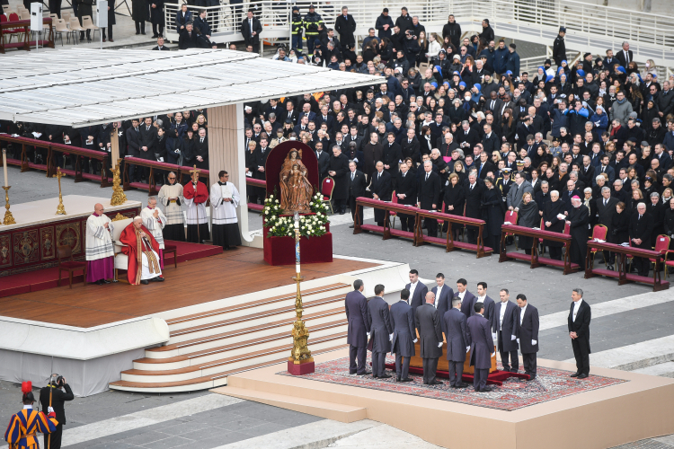 Papież Franciszek (2L) na pl. Świętego Piotra w Watykanie podczas uroczystości pogrzebowych emerytowanego papieża Benedykta XVI. Fot. PAP/R. Pietruszka